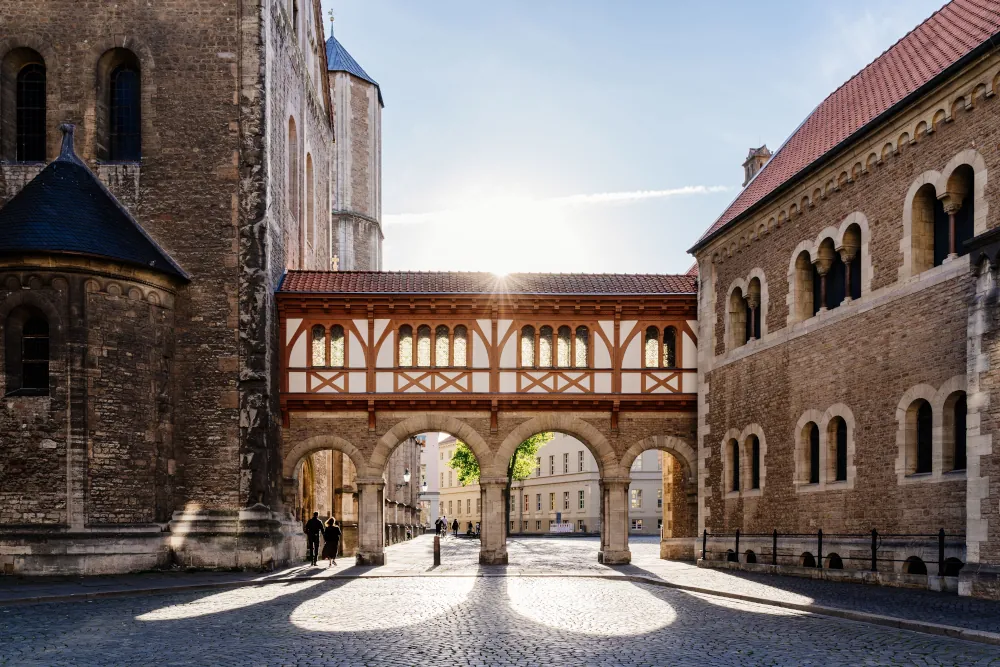 Treppenhausreinigung in Braunschweig – schnell vor Ort (Symbolfoto Burgplatz) Historischer Arkadengang am Burgplatz in der Altstadt Braunschweigs bei Sonnenlicht – lokaler Bezug für Treppenhausreinigung.