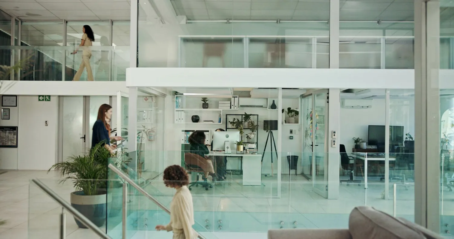 Büroszene mit Meeting- und Arbeitsbereichen – strukturierter Ablauf der Gebäudereinigung